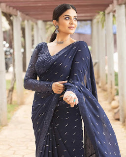 Anchor Sreemukhi latest saree stills, HD images