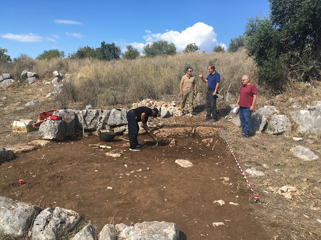 Συνεχίζονται οι ανασκαφές στην Αρχαία Πανδοσία στο Καστρί οι όποιες αναδεικνύουν σταδιακά έναν από τους σημαντικότερους αρχαιολογικούς χώρους της Ηπείρου. Ο Δήμαρχος Πάργας Νίκος Ζαχαριάς επισκέφτηκε τις ανασκαφές που πραγματοποιούνται στον αρχαιολογικό χώρο, υπό την επιστημονική εποπτεία της Δρ. Ανθής Αγγέλη Προϊσταμένης της Εφορίας Αρχαιοτήτων Πρέβεζας.