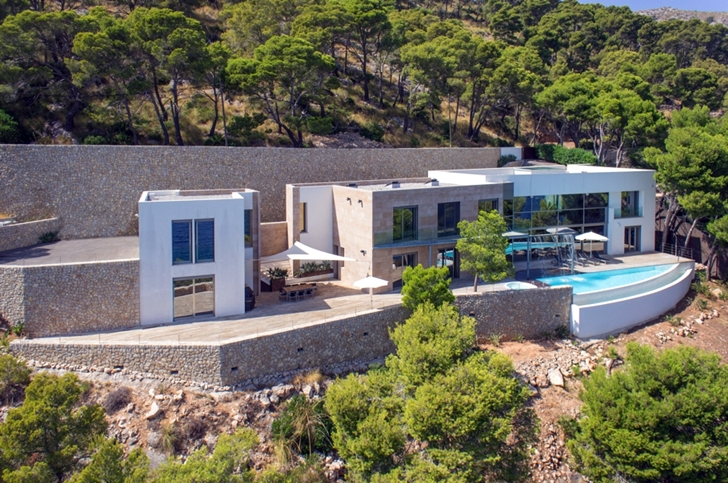 Modern mansion on the cliffs of Mallorca 