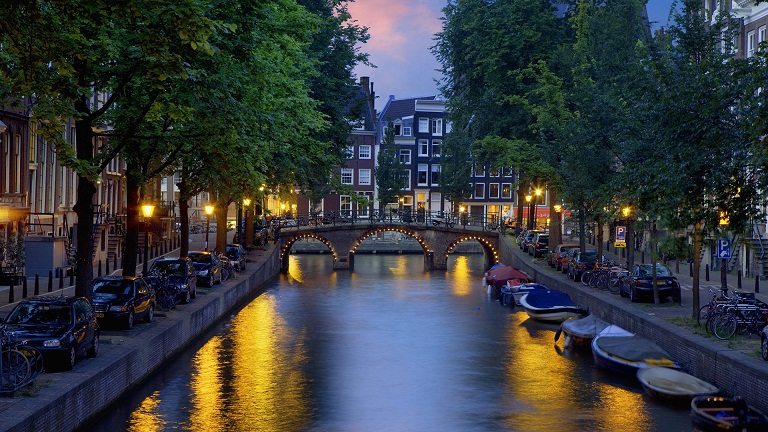  Melihat Kanal-kanal Indah di Amsterdam