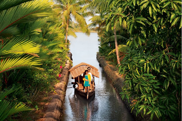 kerala-backwaters-couple