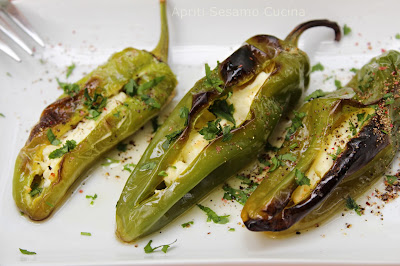 Stuzzichino di friggitelli ripieni di formaggio feta. Cucina greca