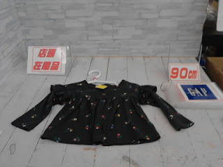 中古品　子供服　９０ｃｍ　GAP　ブラック×小花プリント　長袖トップス　１９９円