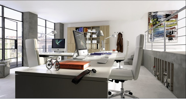 Домашний офис с тремя письменными столами