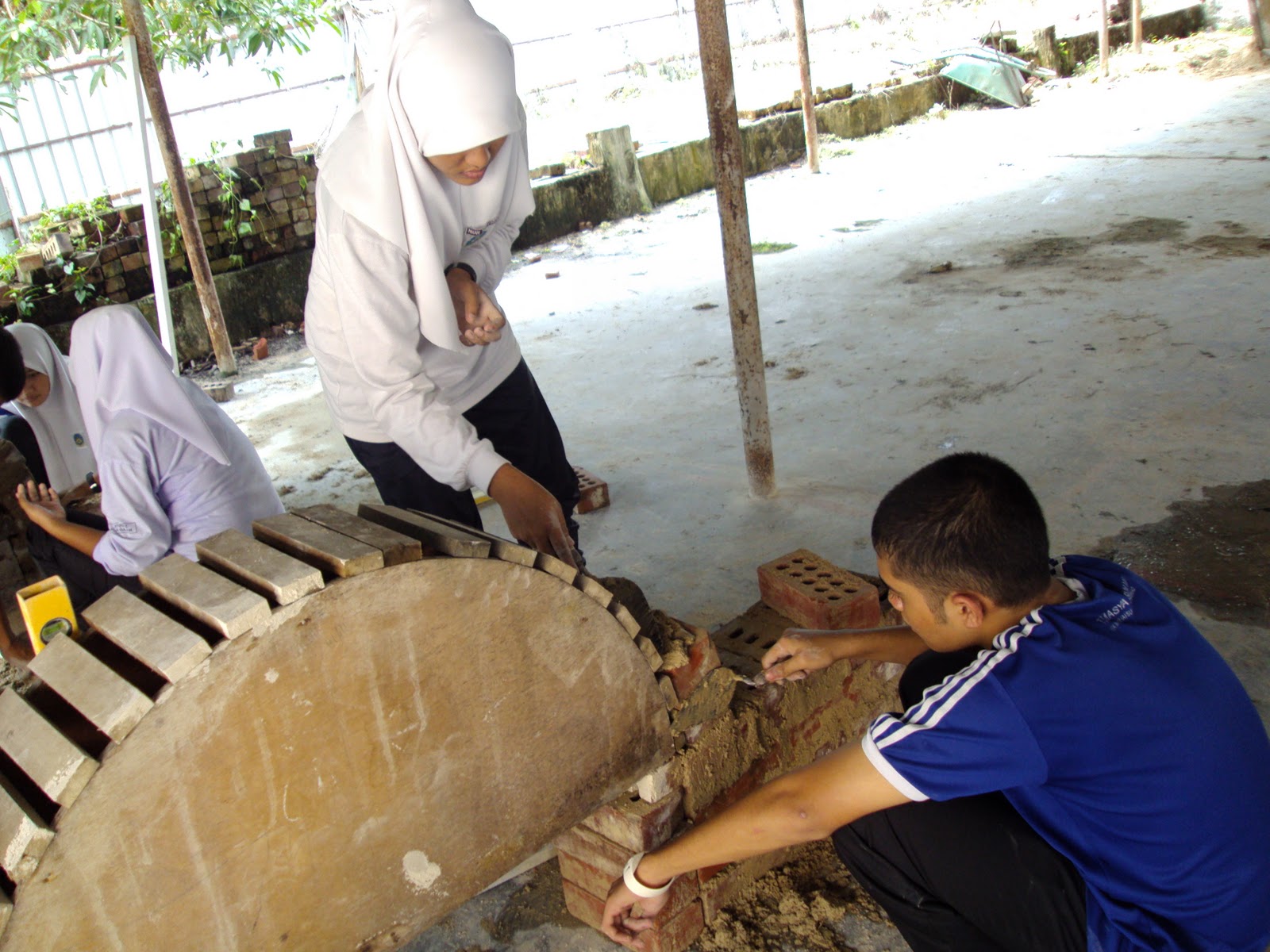 Bahan Binaan: Membina Gerbang Ikatan Inggeris