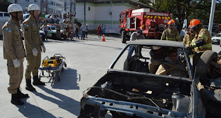 Equipe do Corpo de Bombeiros presta socorro em encenação de colisão de veículos com capotamento na Praça Olímpica