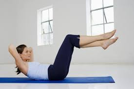 <img src=abdominales-con-piernas-levantadas.jpg" alt="las abdominales con piernas levantadas trabajan los músculos de tu abdomen superior">