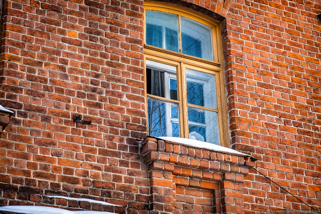 Окно кирпичного здания