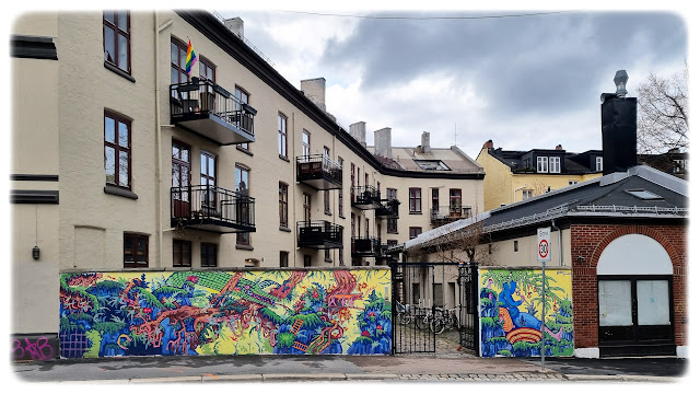 Underlig graffiti på hjørnet av Sofienberggata 49 og Trondheimsveien 44 på Sofienberg i Bydel Grünerløkka i Oslo.