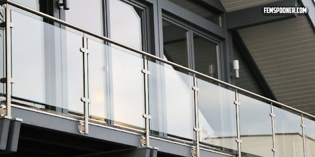 Desain Pagar Balkon Berbahan Kaca