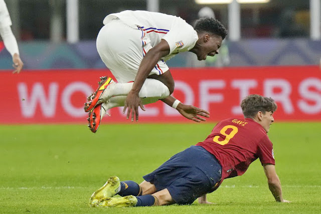 El francés Aurelien Tchouameni y Gavi compiten por el balón.  SELECCIÓN DE ESPAÑA 1 SELECCIÓN DE FRANCIA 2. 10/10/2021. Liga de Naciones de la UEFA, final. Milán, Italia, estadio de San Siro. GOLES: 1-0: 64’, Mikel Oyarzabal. 1-1: 66’, Karim Benzema. 1-2: 80’, Kylian Mbappé.