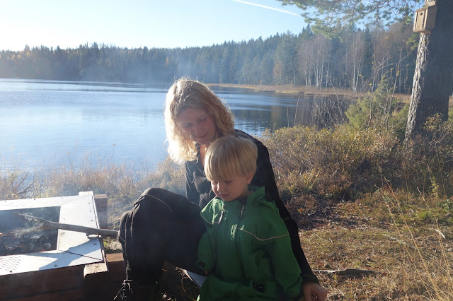 skog sol dalarna tjärn skogstjärn sjö träd myr vass natur mys kängor retro höga hyskor fågelholk mamma son