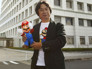 E ao invés de trabalhar, Miyamoto fica tirando fotos na frente do prédio da Nintendo. TÁ FÁCIL A VIDA!
