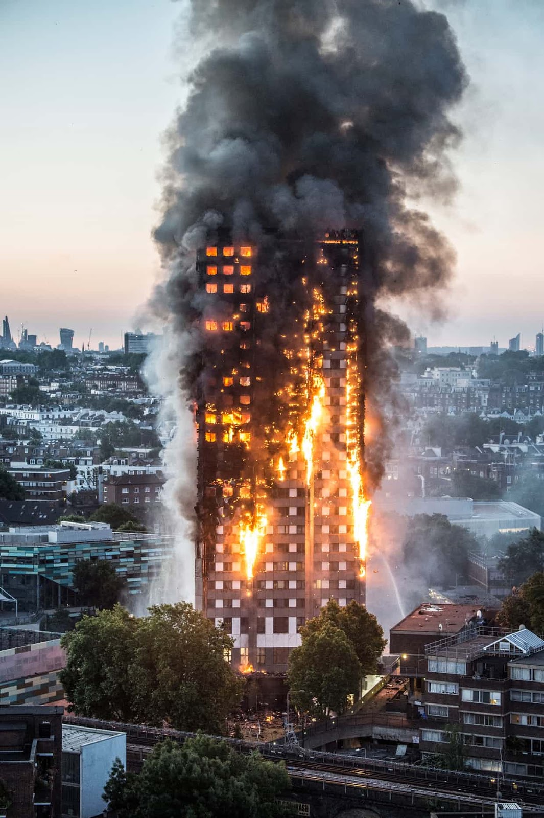 25 Of The Most Intriguing Pictures Of 2017 - A blaze engulfs Grenfell Tower in Notting Hill