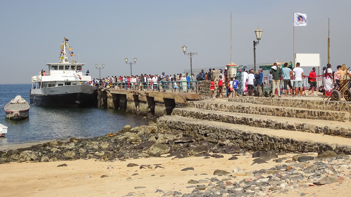 Every day from 7am to 6pm the ferry brings the tourists