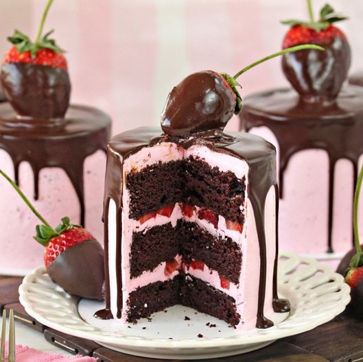 CHOCOLATE-COVERED STRAWBERRY CAKES #dessert #chocolatecake