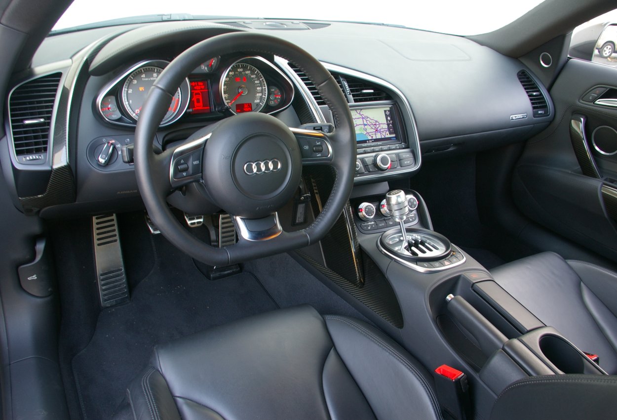 Audi R8 interior Specs