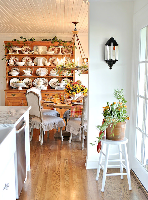 Stunning Thanksgiving Vignette and tablesetting