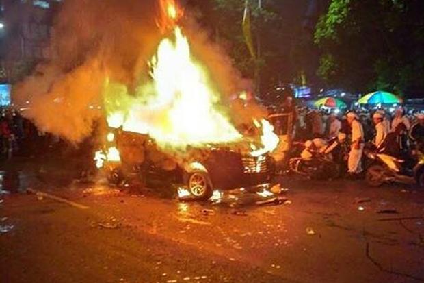 Mobil terbakar Di Dekat Acara Pengajian Rizieq