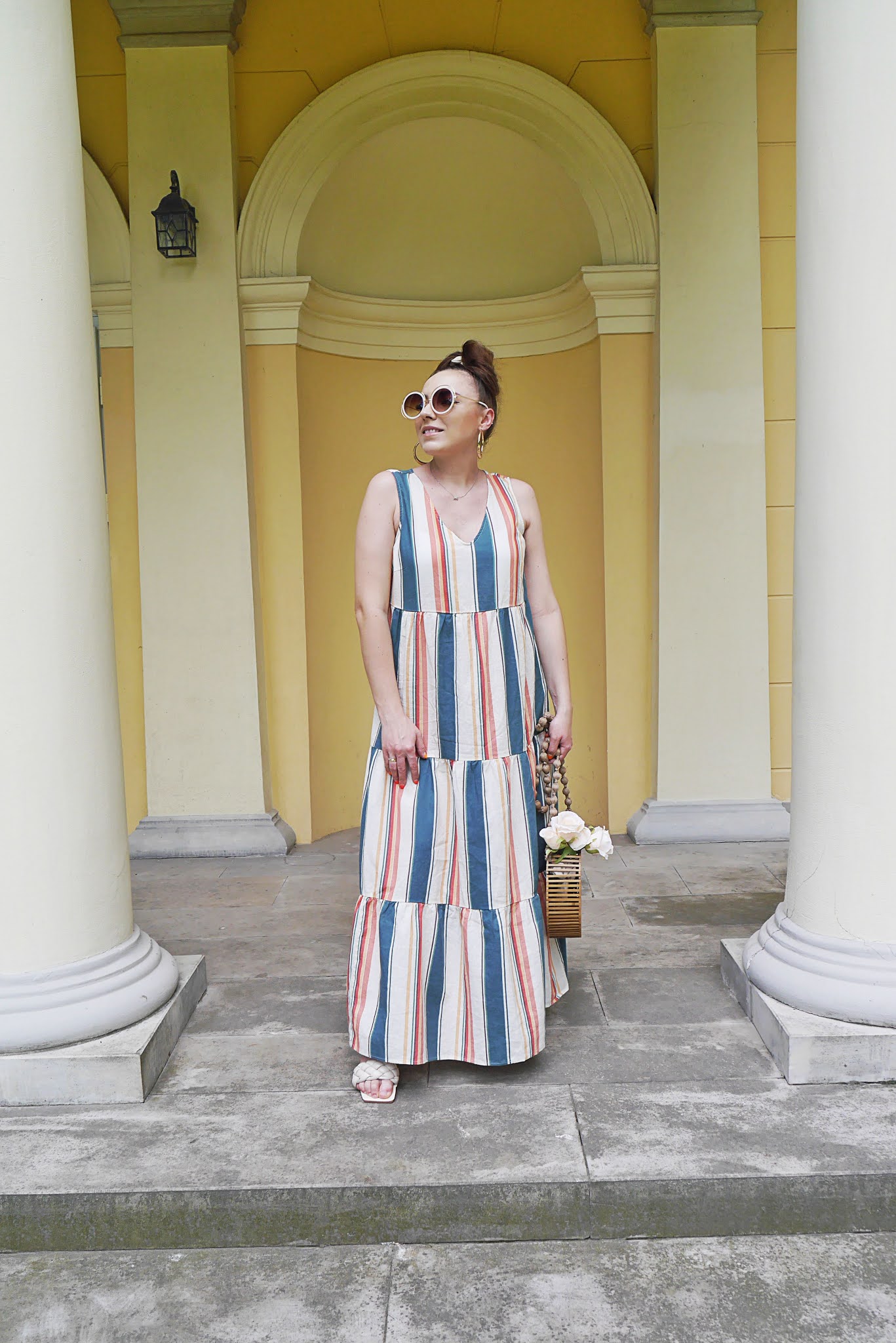 fashion blogger long summer stripes dress bonprix wood bag sunglasses pregnant look outfit ootd maternity beige flipflop sandals shein inspiration