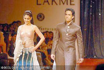 Genelia D'souza and Tusshar Kapoor Manish Malhotra Lakme Fashion Week Fall-Winter 2009 Photos