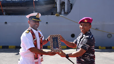 TNI AL Sambut Kapal Perang India Tiba di Benoa Bali