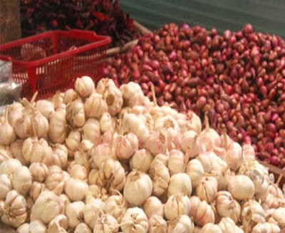 Ambon, Malukupost.com - Harga bawang di lokasi pasar tradisional Kota Ambon kini mulai bergerak naik jika dibandingkan dengan dua hari sebelumnya. "Harga bawang sudah naik ibu, bawang merah maupun bawang putih harga sama Rp26.000/Kg, atau naik dari sebelumnya Rp24.000," kata Rosmina pedagang bawang eceran yang menempati lokasi dekat pintu masuk terminal Mardika, Senin (22/10).