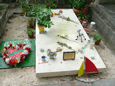 http://fr.m.wikipedia.org/wiki/Fichier:Tombe_mano_solo.JPG