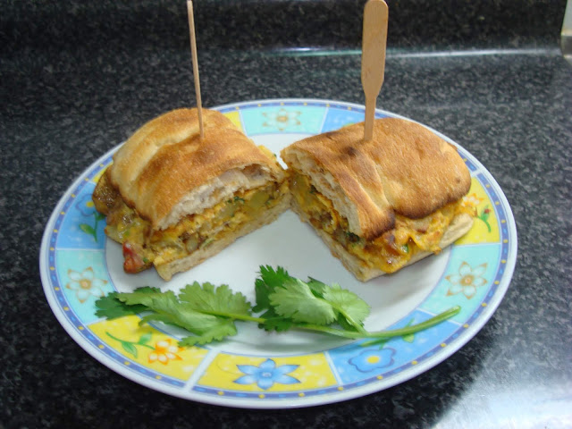 PORCIONES: 1 TORTILLA    INGREDIENTES  2 huevos batidos  Aceite para freír.  1 taza de papas bien lavadas, cortadas en cuadritos con la piel.  ½ taza de cebolla cortada en cuadritos.  1 diente de ajo picado fino.  ½ cucharadita de sal o a su gusto.  ¼ de ají verde picado fino.  1 chorizo cortado en cuadritos.  ½ cucharada de perejil picado.    PROCESO  Calentar una sartén a fuego moderado con suficiente aceite para freír las papas. Freír las papas hasta que queden doradas. Una vez doradas remover el aceite colándolo.  Agregar a las papas en la sartén, cebolla, ajo, ají, chorizo, sal y cocinar hasta que se cocine el chorizo y la cebolla quede algo dorada.  Agregar perejil y revolver.  Agregar a los huevos batidos las papas y mezclar.  Calentar una sartén a fuego moderado con un poquito de aceite y agregar los huevos con papas. Revolver un poco y deje a coagular. Poner un plato plano sobre la sartén y con un movimiento rápido dar vuelta la tortilla sobre el plato. Poner otro poquito de aceite a la sartén y deslizar el lado crudo de la tortilla. Deje a coagular por unos segundos. Poner el plato nuevamente sobre la sartén y dar vuelta la tortilla sobre el plato.  Servir inmediatamente.  La misma tortilla puede usarla para sándwiches si lo desea.  Cortar el pan focaccia a lo largo.  Cortar la tortilla del tamaño del pan y poner adentro. Poner el sándwich dentro del horno a calentar el pan y la tortilla se mantendrá caliente.  Si quiere tueste o caliente el pan aparte pero no deje a enfriar la tortilla.
