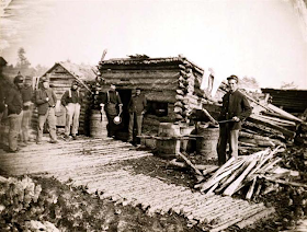 Soldados de artillería a la entradaa de la cocina del campo
