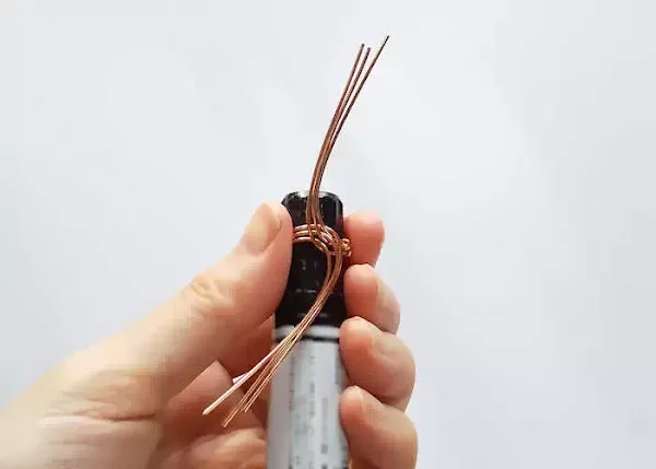 渦巻きワイヤーリングの作り方step7:かみ合わせたワイヤーを時計回りに曲げる