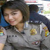 Foto Selfie Senyum Cantik Polisi Wanita