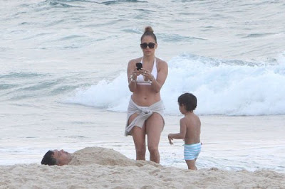 Bikini-Clad-Jennifer-Lopez-Casper-Smart-Hit-The-Beach