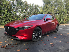 Front 3/4 view of 2020 Mazda3 Hatchback AWD