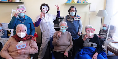 Grupo de usuarias de Aviparc con máscaras de carnaval