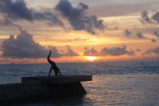 yoga, opuštanje, zalazak sunca. Maldivi