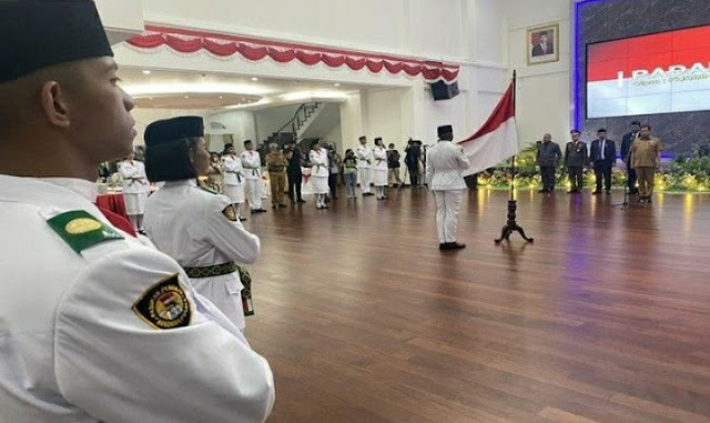 Ridwan Rumasukun Kukuhkan 32 Anggota Paskibraka Papua Tahun 2022