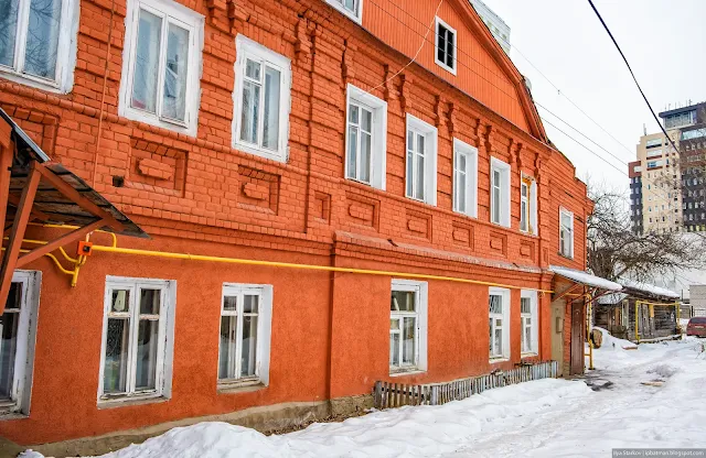 Фасад старого кирпичного дома