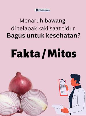 meletakan irisan bawang di telapak kaki