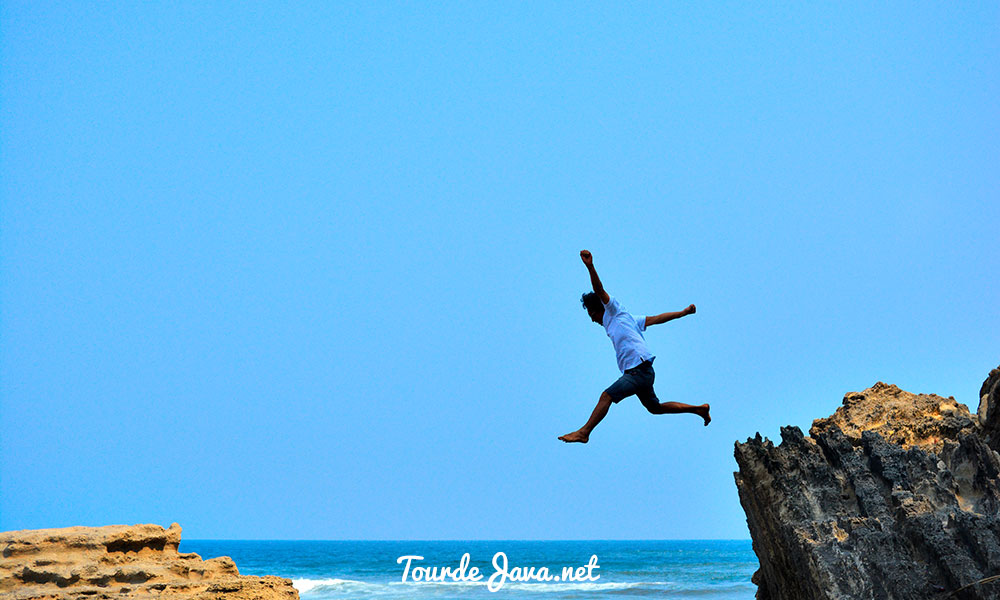 pantai karang tajam batu hiu pangandaran