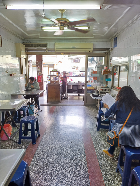 高雄鼓山黃師姐素食藏身在巷弄的美食，餐點選擇多生意好，近愛河