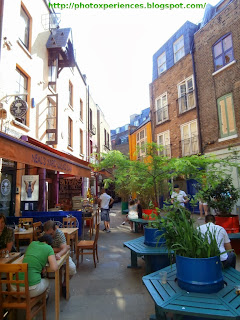 Some terraces in the center of the square of Neal's Yard, London. Algunas terrazas en el centro de la plaza de Neal's Yard, Londres.