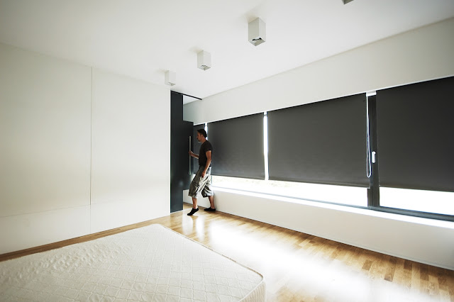 Black curtains in the minimal bedroom 