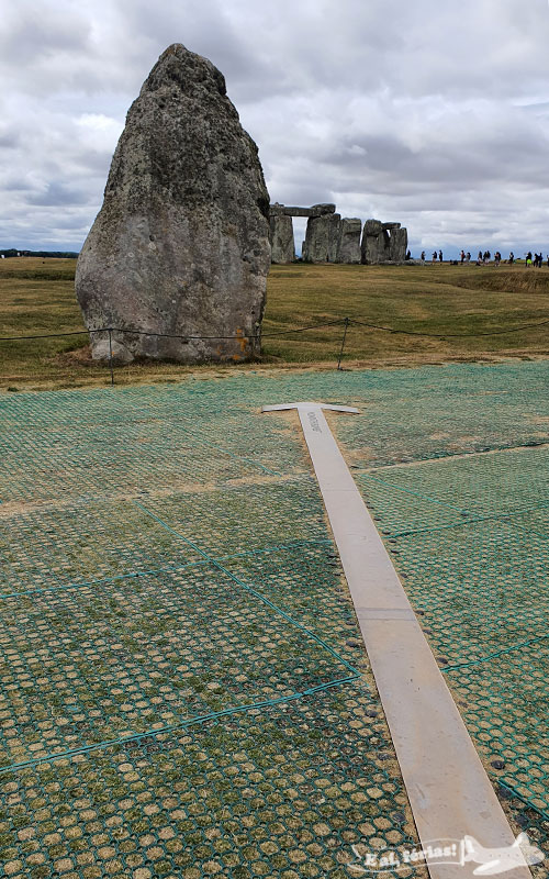 Stonehenge. Pedra do calcanhar e o destaque para a linha do solstício.