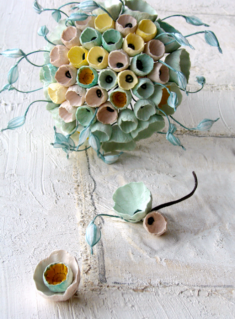 bouquet e boutonniere di fiori di carta color verde salvia, giallo, tortora