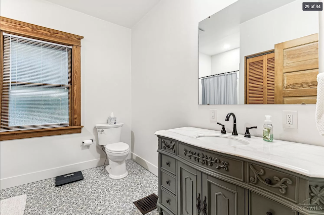 color photo of bathroom, Sears Hazelton 1028 Coronado Ave Cincinnati OH