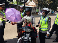 Satlantas Polres Rembang Beri Payung Cantik bagi Pengendara yang Tertib Berlalu Lintas 