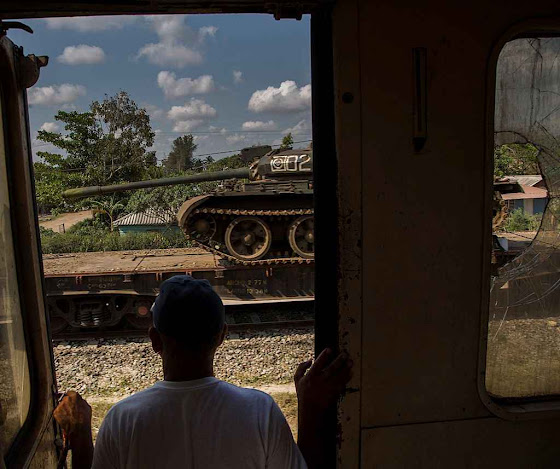 Um enferrujado tanque soviético ameniza o panorama.