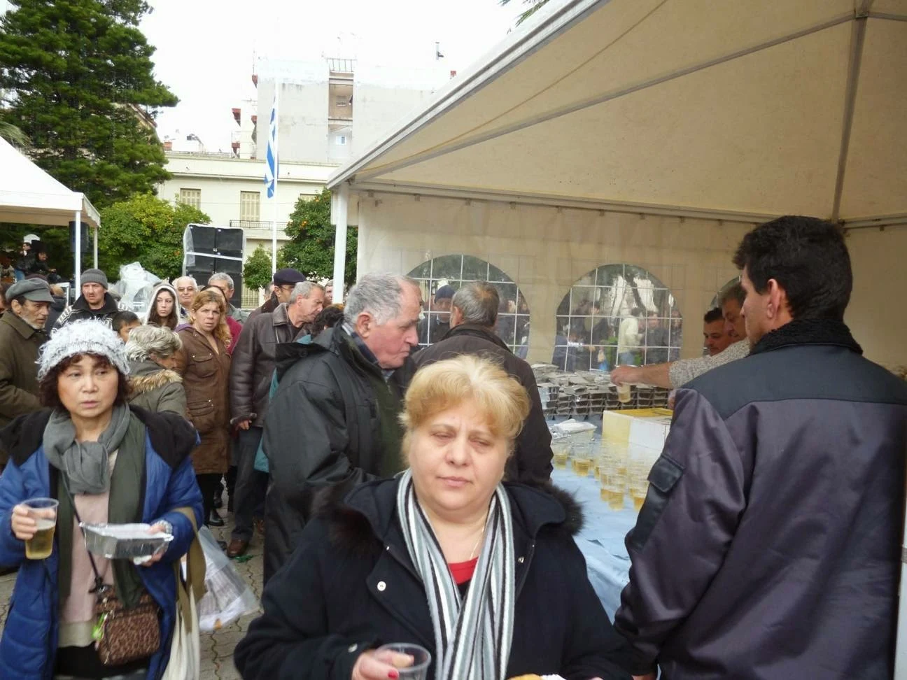 Χαλκίδα: Τεράστιες ουρές για ένα πιάτο δωρεάν φαγητό την Καθαρά Δευτέρα (ΦΩΤΟ) Χαλκίδα: Τεράστιες ουρές για ένα πιάτο δωρεάν φαγητό την Καθαρά Δευτέρα (ΦΩΤΟ)