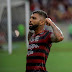 Gabigol admite 'balançar' por torcida, mas deixa futuro em aberto no Flamengo